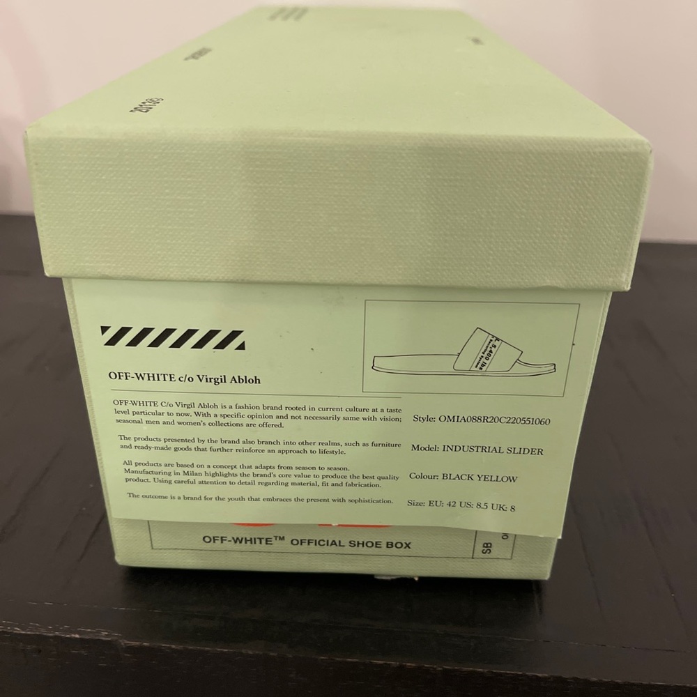 Off-white slides - Picture 10 of 10